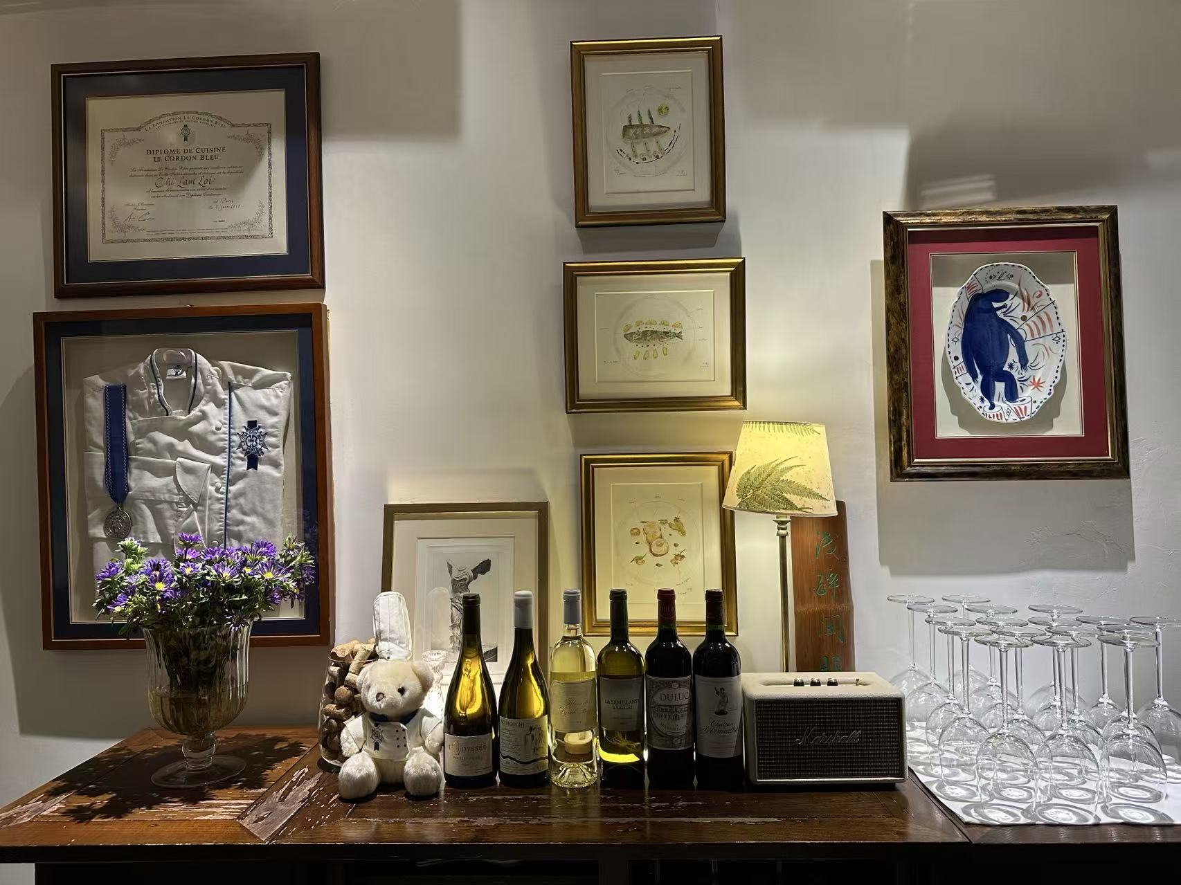 La Sante wall and table with wine glasses